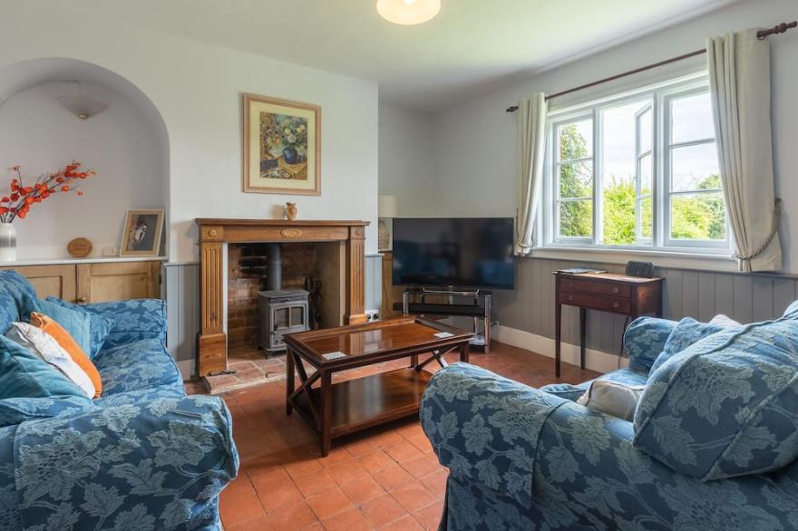 EUDON BURNELL COTTAGE, pet friendly, with open fire in Bridgnorth