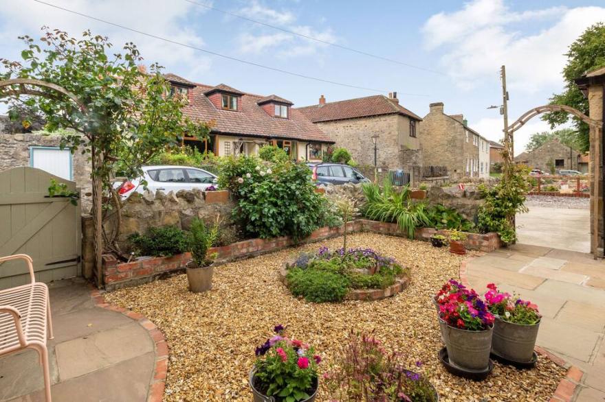 MAGNOLIA COTTAGE, country holiday cottage, with open fire in Barton