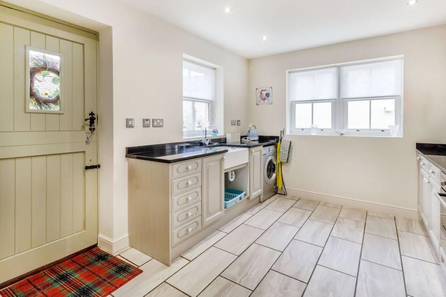 MAGNOLIA COTTAGE, country holiday cottage, with open fire in Barton