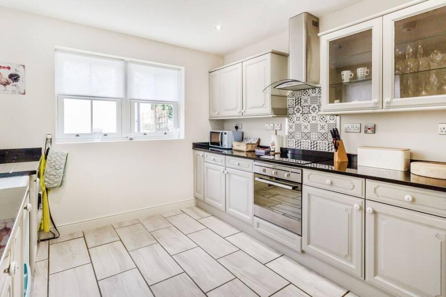 MAGNOLIA COTTAGE, country holiday cottage, with open fire in Barton