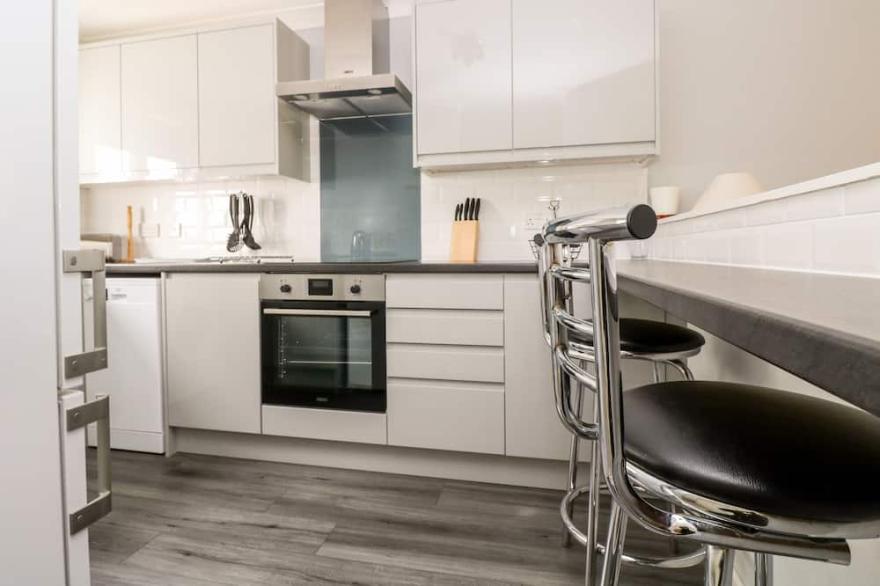 COMPASS POINT, pet friendly, with a garden in Falmouth