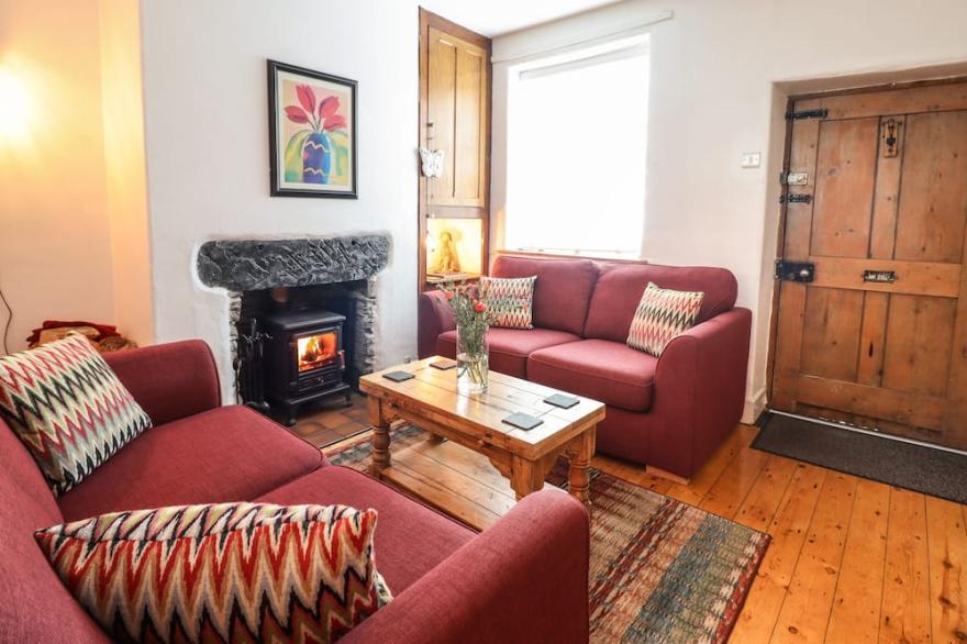 SISKIN, pet friendly, character holiday cottage in Dinas Mawddwy