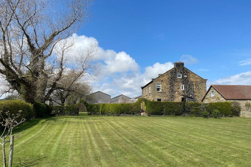 THE FARMHOUSE, family friendly, with a garden in Robin Hood’s Bay