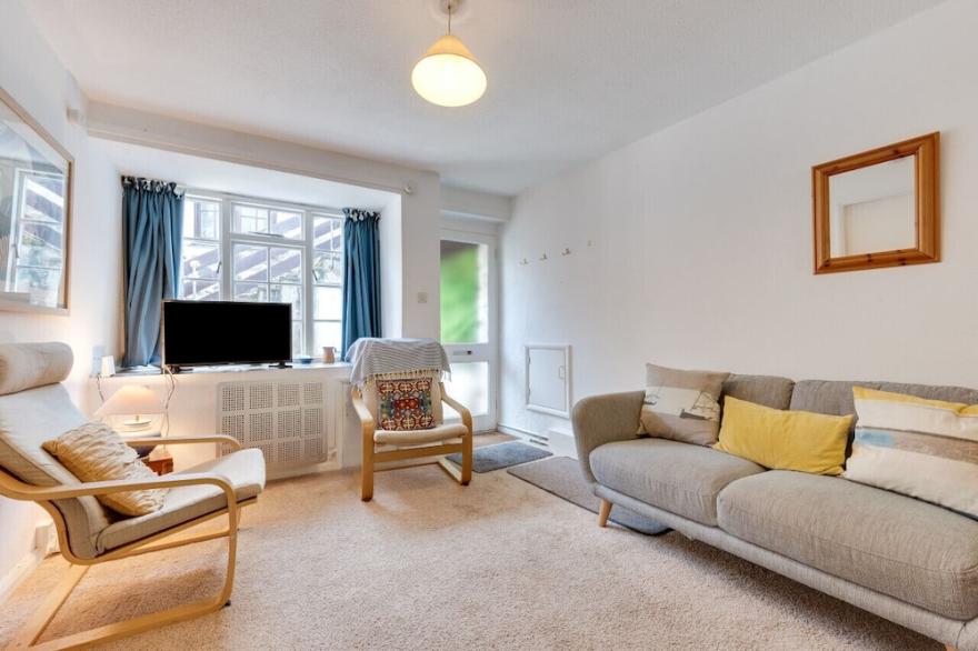 3 Redfern Court - Two Bedroom House, Sleeps 4