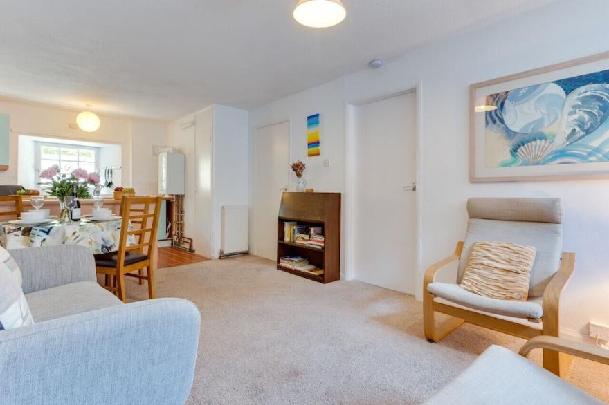 3 Redfern Court - Two Bedroom House, Sleeps 4