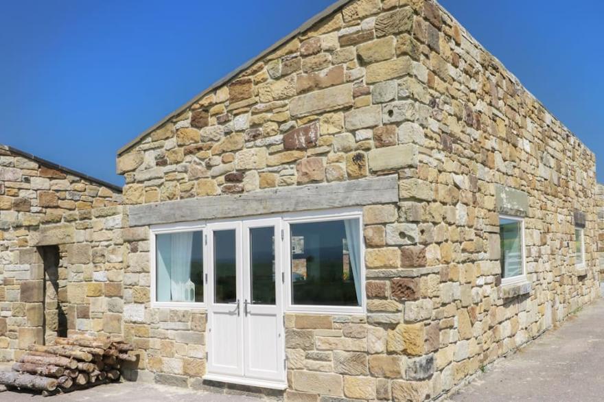 FIELD COTTAGE, pet friendly, character holiday cottage in Staithes