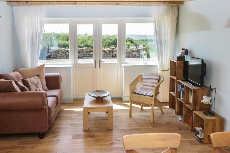 FIELD COTTAGE, pet friendly, character holiday cottage in Staithes