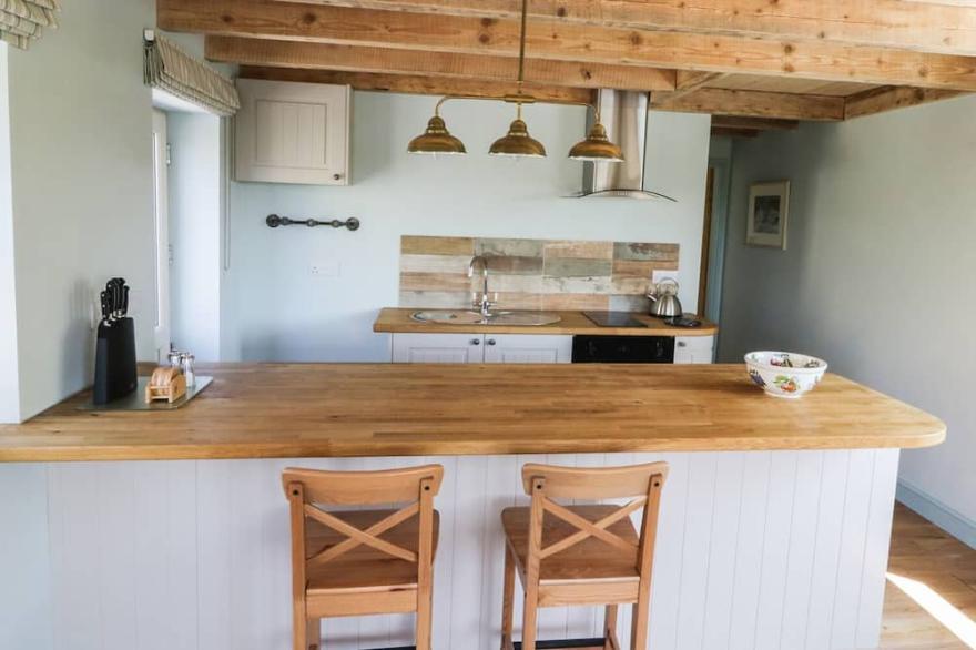 FIELD COTTAGE, pet friendly, character holiday cottage in Staithes