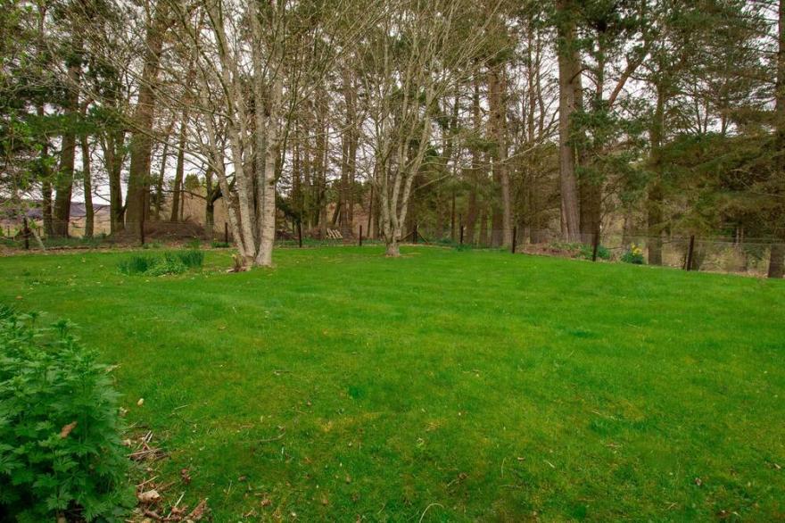 ROTTAL FARMHOUSE, pet friendly, with open fire in Kirriemuir