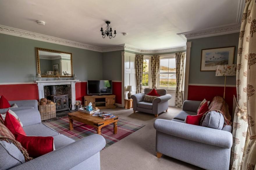 ROTTAL FARMHOUSE, pet friendly, with open fire in Kirriemuir