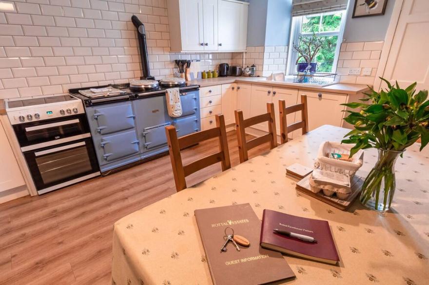 ROTTAL FARMHOUSE, pet friendly, with open fire in Kirriemuir