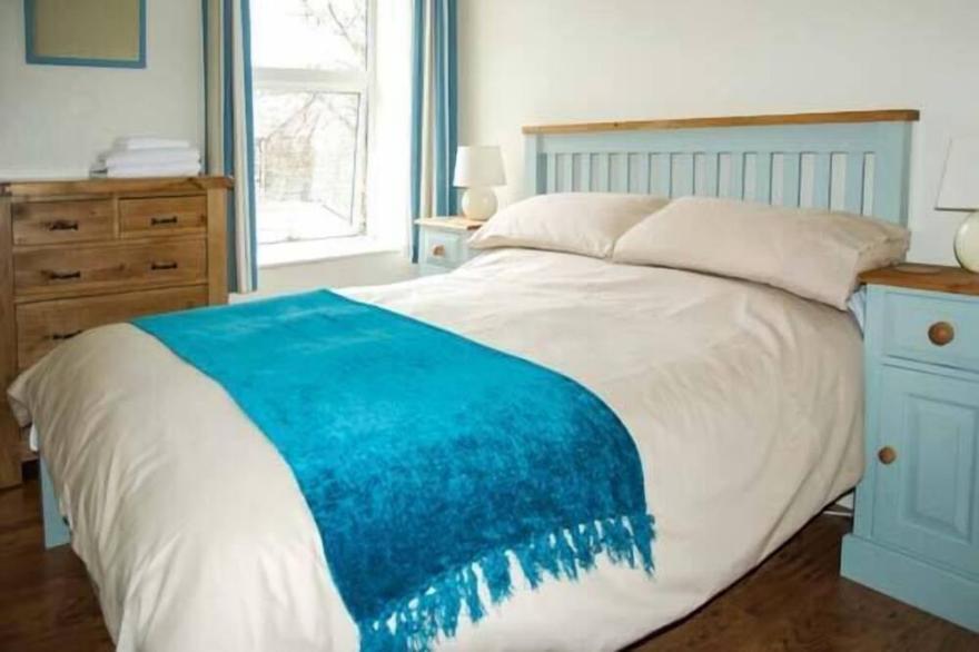 5 VICARAGE LANE, pet friendly, character holiday cottage in Hayfield
