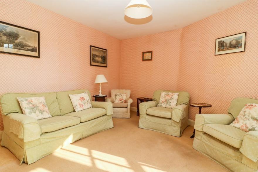 CARR COTTAGE, pet friendly, character holiday cottage in Bridlington
