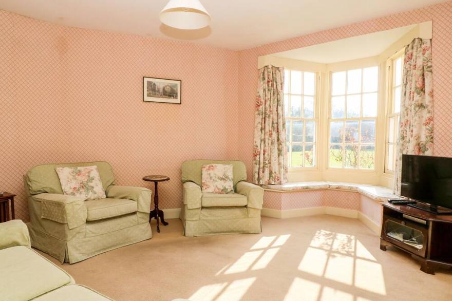 CARR COTTAGE, pet friendly, character holiday cottage in Bridlington