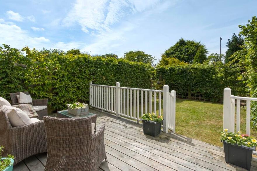 ROCK MILL COTTAGE, family friendly, with open fire in Embleton