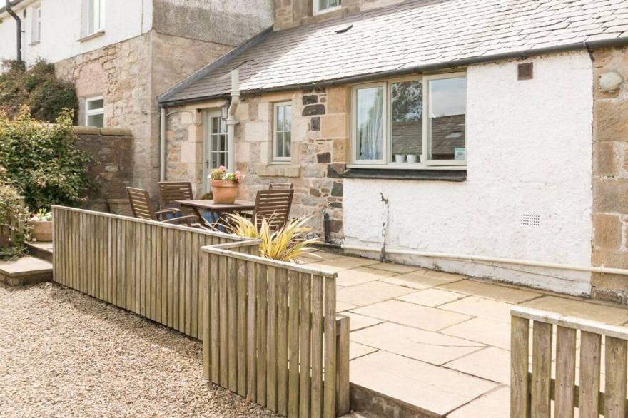 ROCK MILL COTTAGE, family friendly, with open fire in Embleton