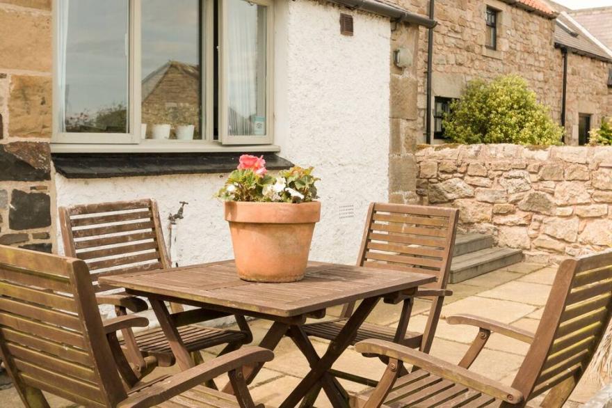 ROCK MILL COTTAGE, family friendly, with open fire in Embleton