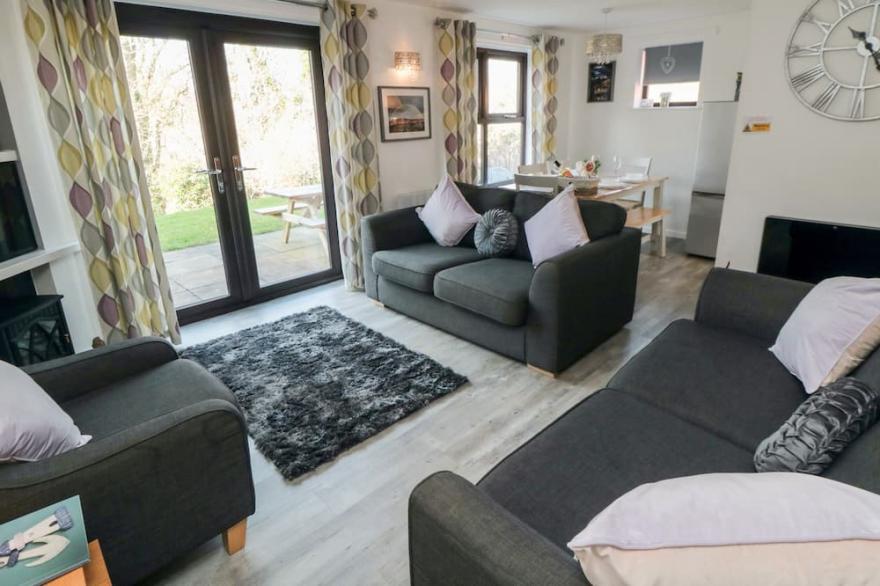 CHA CHA'S COTTAGE, family friendly, with pool in Whitby