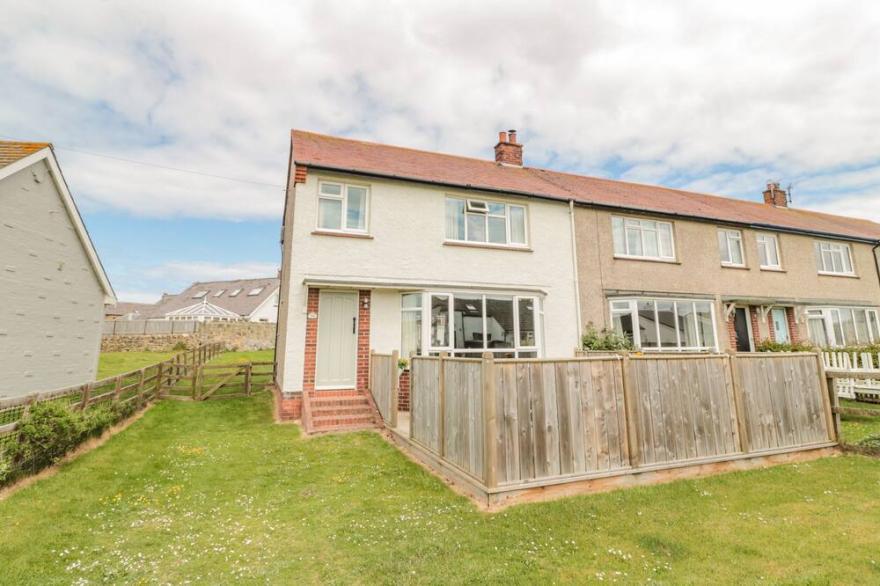 DUNE VIEW, family friendly, country holiday cottage in Beadnell