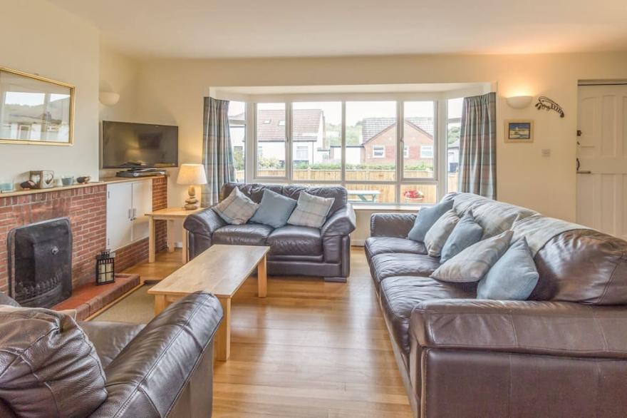 DUNE VIEW, family friendly, country holiday cottage in Beadnell