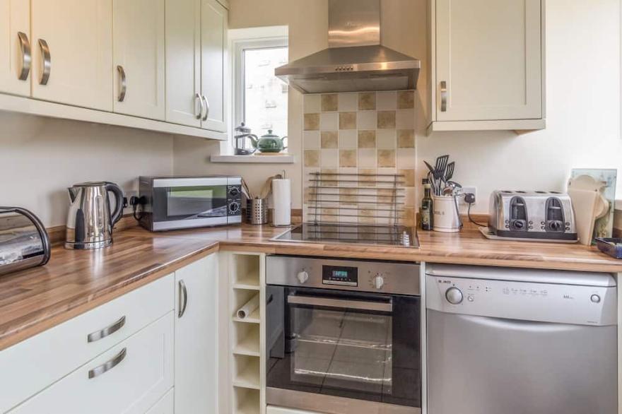 DUNE VIEW, family friendly, country holiday cottage in Beadnell