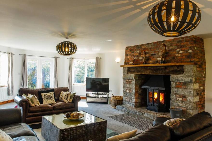 NAIRN, pet friendly, with hot tub in Braunton