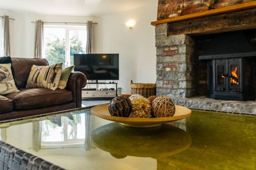 NAIRN, pet friendly, with hot tub in Braunton