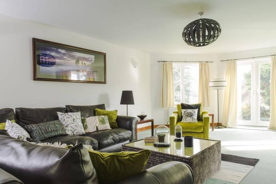 NAIRN, pet friendly, with hot tub in Braunton