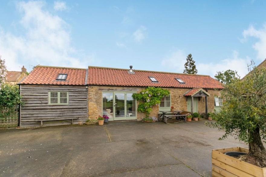 BROOK COTTAGE, family friendly, character holiday cottage in Brandsby