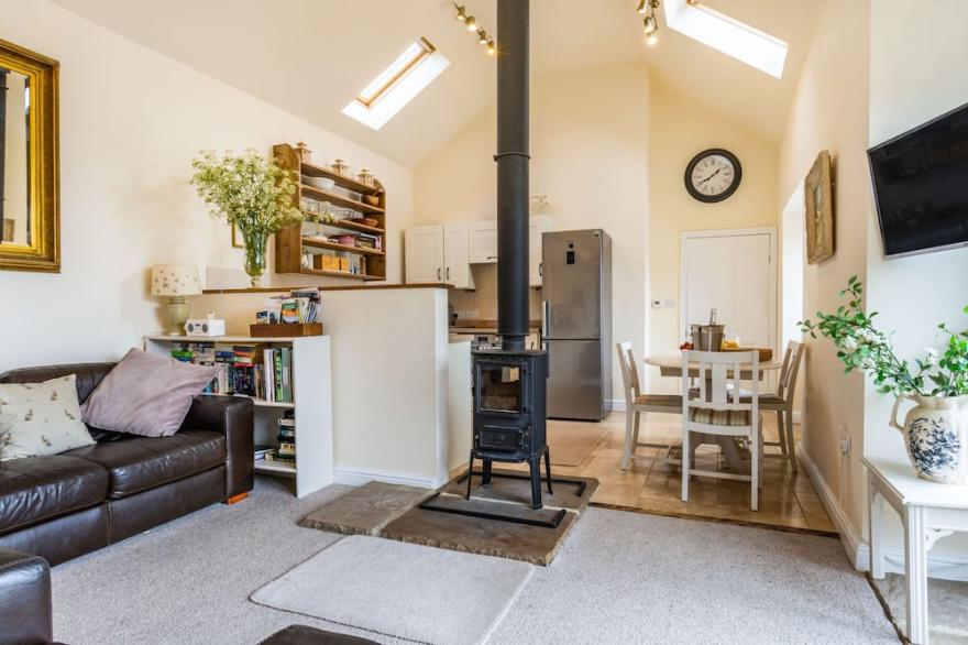 BROOK COTTAGE, family friendly, character holiday cottage in Brandsby