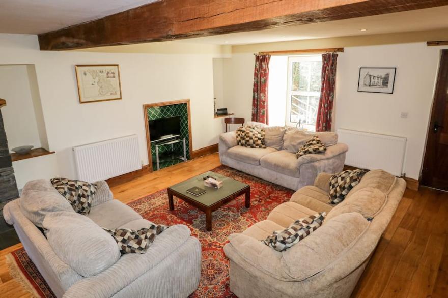 CHURCH VIEW, pet friendly, with open fire in Broughton-In-Furness