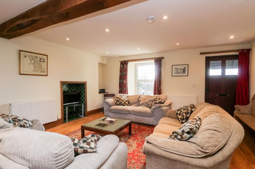 CHURCH VIEW, pet friendly, with open fire in Broughton-In-Furness