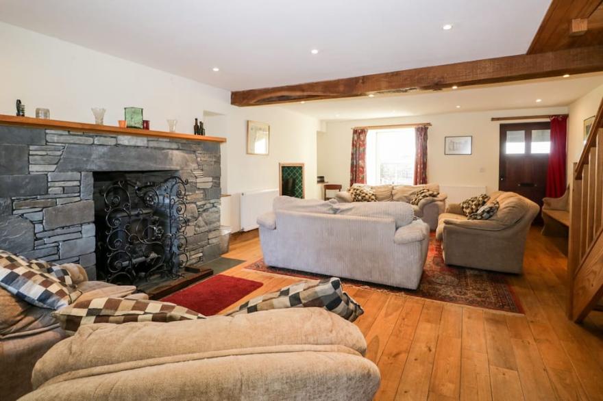 CHURCH VIEW, pet friendly, with open fire in Broughton-In-Furness