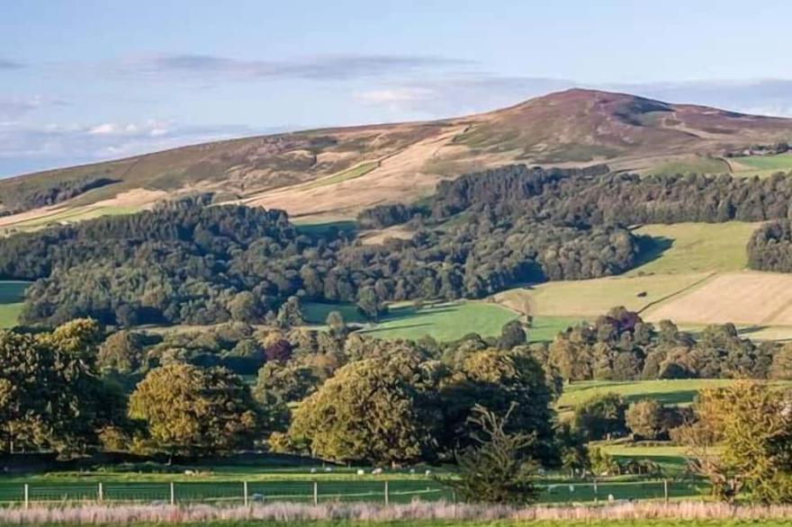 BEACON COTTAGE, pet friendly, luxury holiday cottage in Addingham
