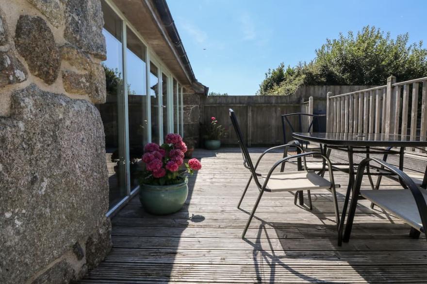 THE OLD BARN, family friendly, with a garden in Penzance