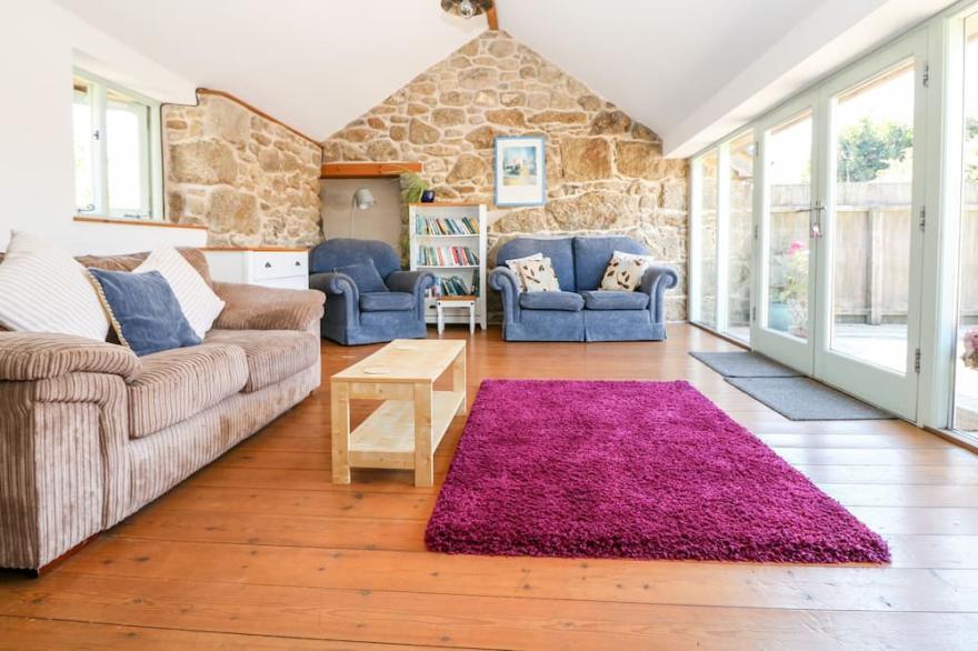 THE OLD BARN, family friendly, with a garden in Penzance