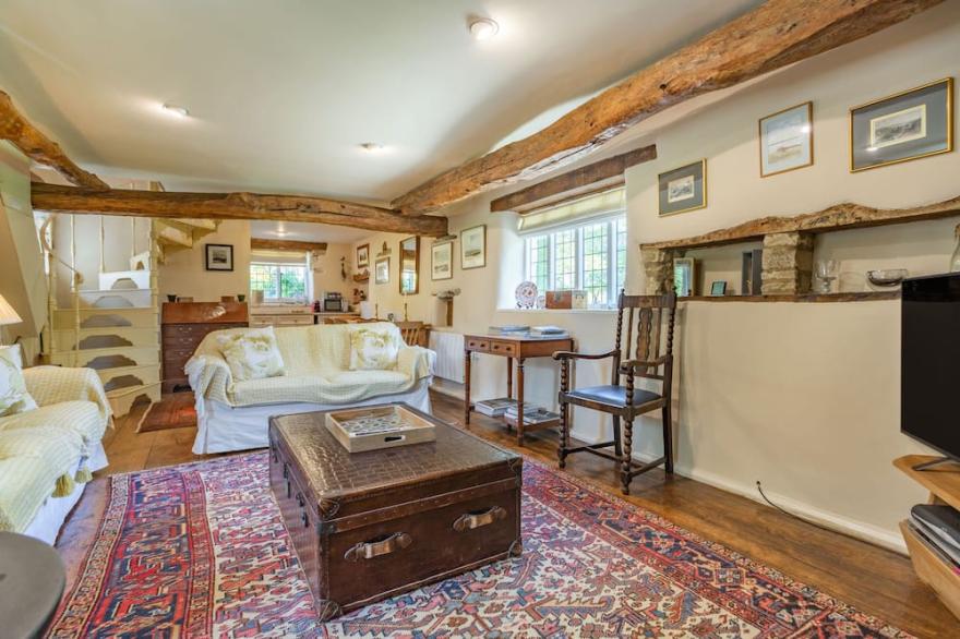 THE LONG BARN, family friendly, with a garden in Duntisbourne Abbots