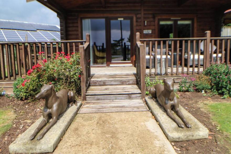 CORNFIELD LODGE, family friendly, with hot tub in Northallerton