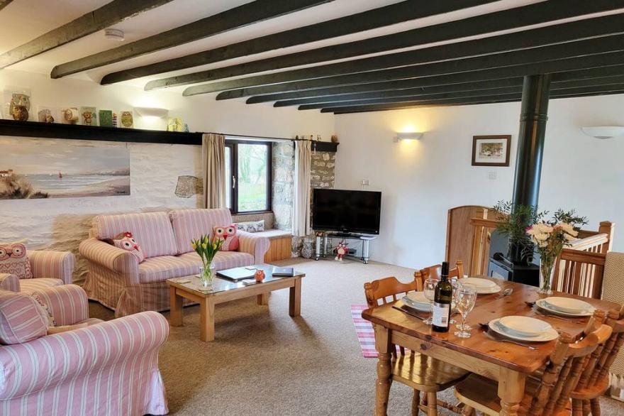 OWL COTTAGE, family friendly, character holiday cottage in Camelford