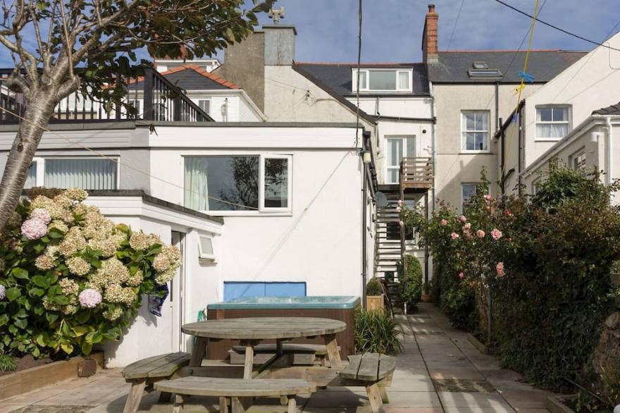 BEACHGETAWAY, pet friendly, with hot tub in Rhosneigr