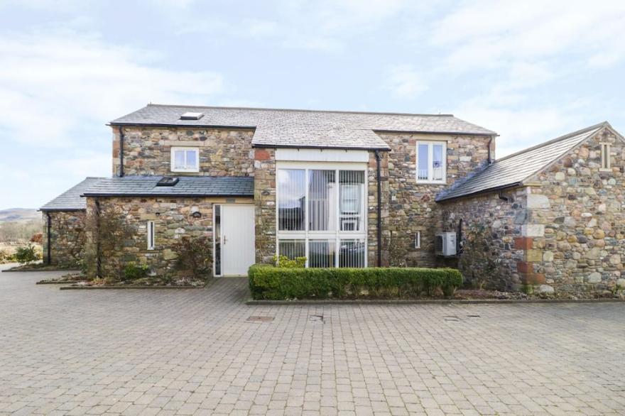 BECKSIDE, pet friendly, luxury holiday cottage in Cockermouth
