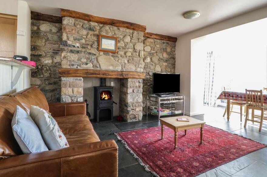 BECKSIDE, pet friendly, luxury holiday cottage in Cockermouth