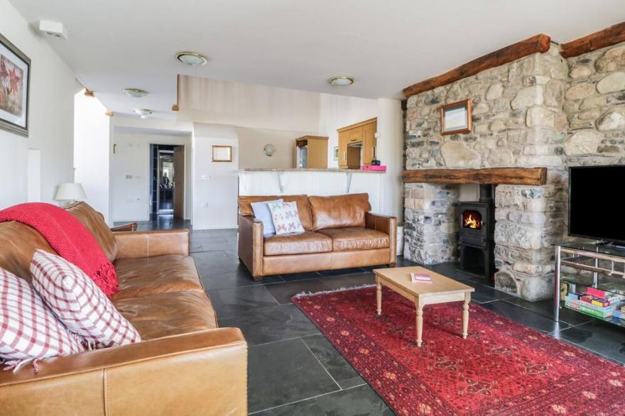 BECKSIDE, pet friendly, luxury holiday cottage in Cockermouth