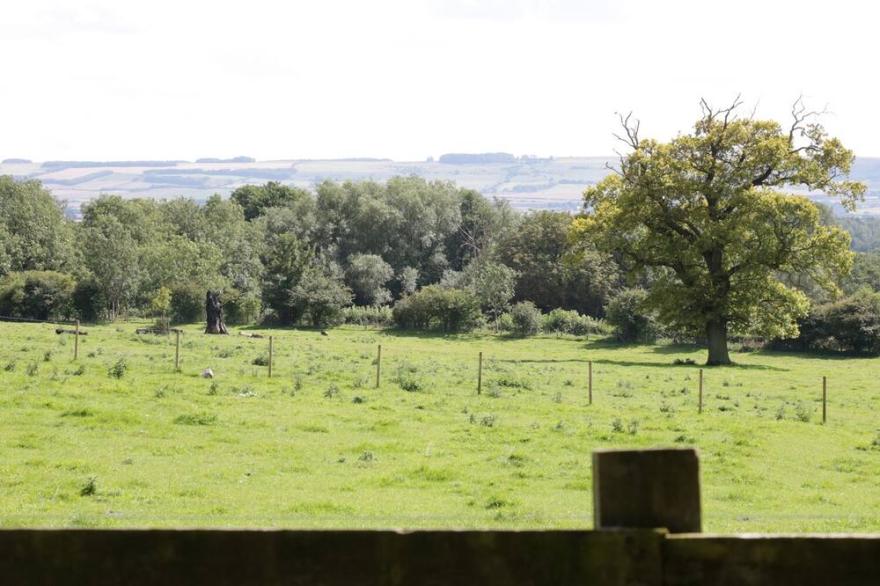 THE STABLES, pet friendly, character holiday cottage in Ebberston