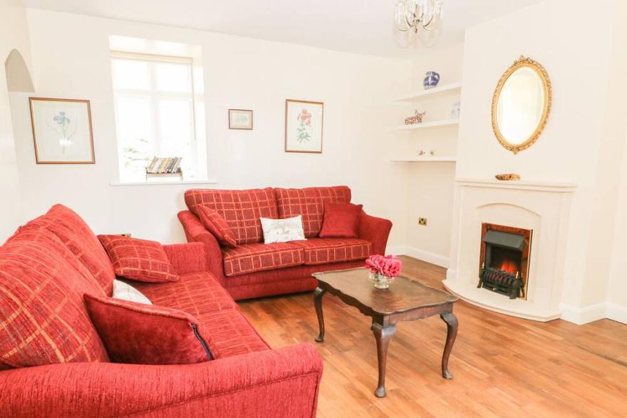 THE STABLES, pet friendly, character holiday cottage in Ebberston