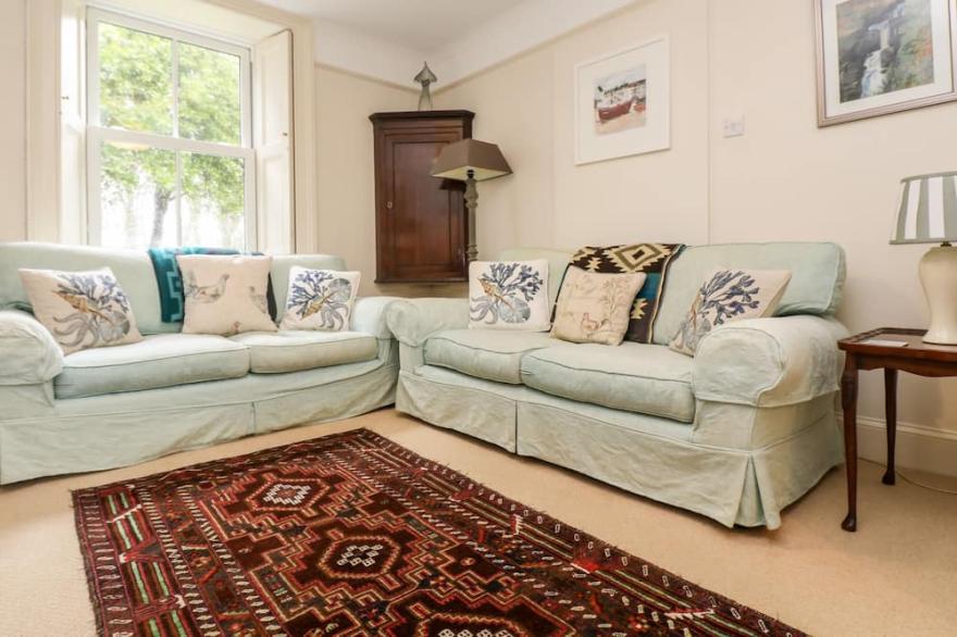BANNETH, pet friendly, character holiday cottage in Helford