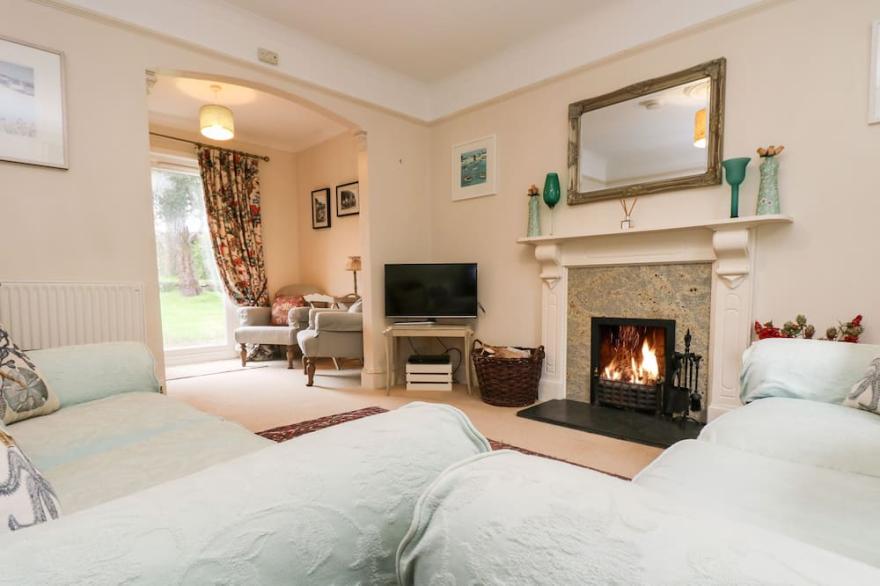BANNETH, pet friendly, character holiday cottage in Helford