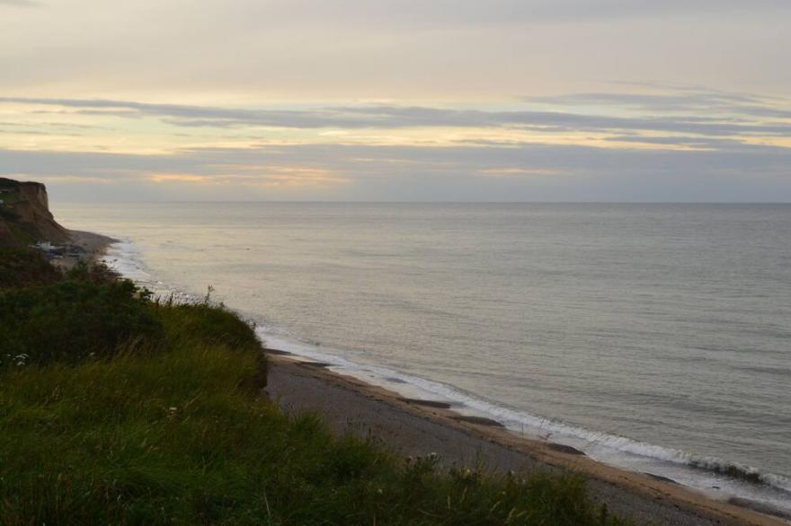 OAK  LODGE, family friendly, country holiday cottage in East Runton