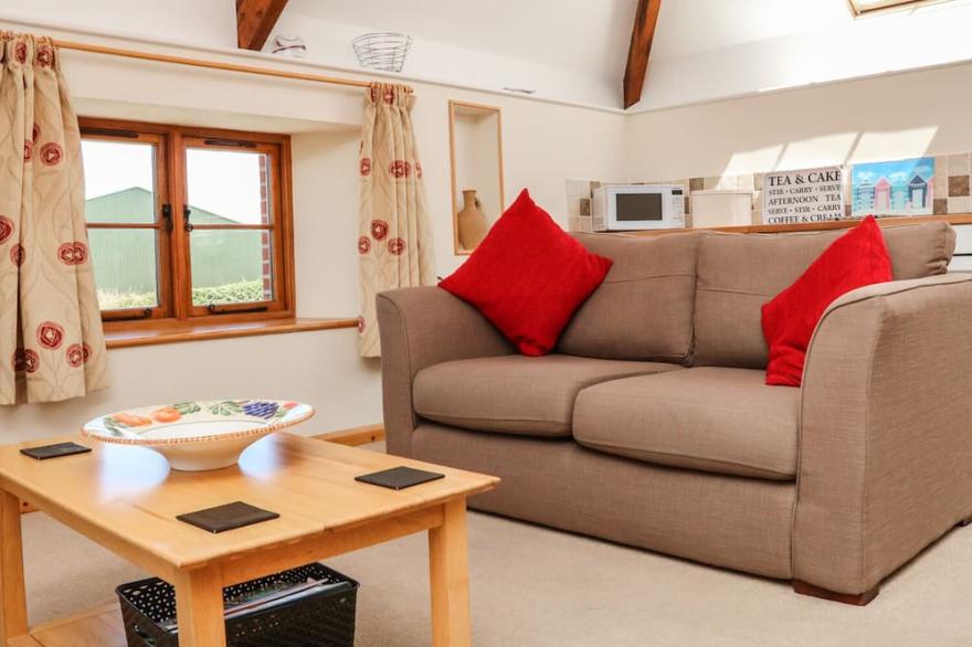 LUNDY VIEW COTTAGE, family friendly in Great Torrington