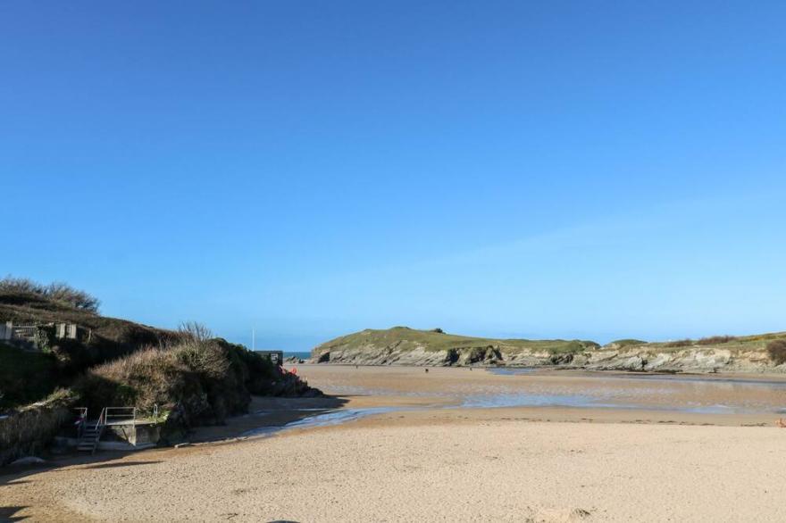 4 THE BEACH HOUSE, family friendly, country holiday cottage in Porth